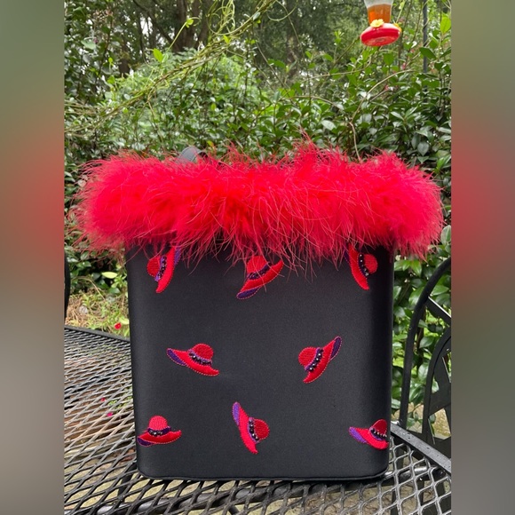 👁️Catching Adorable Brilliant Red Feather Embroidered Hat Hard Body Bag! - Picture 7 of 16